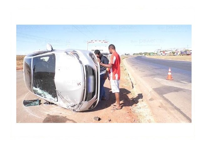 Motorista perde o controle da direção, sai da pista e capota na BR-163