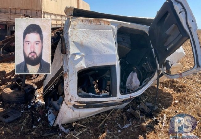 Motorista de caminhonete morre após bater em caminhões