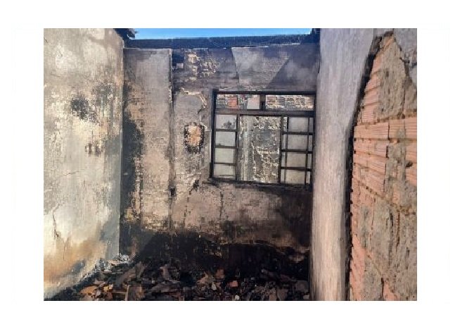 Idoso deixa vela acesa, sai de casa e residência pega fogo