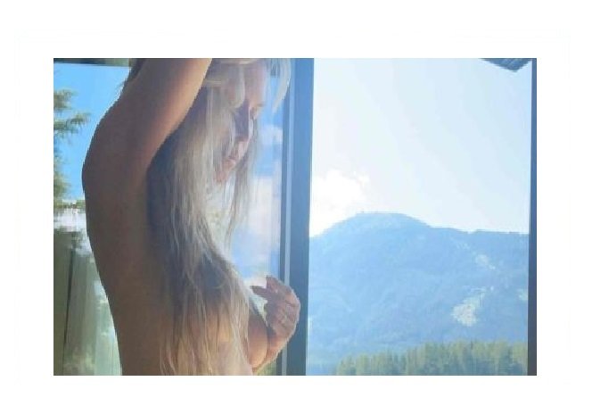 Heidi Klum posa de topless em foto nas redes sociais