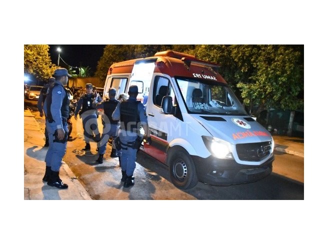 Homem ataca e esfaqueia ex-namorada pelas costas por não aceitar término