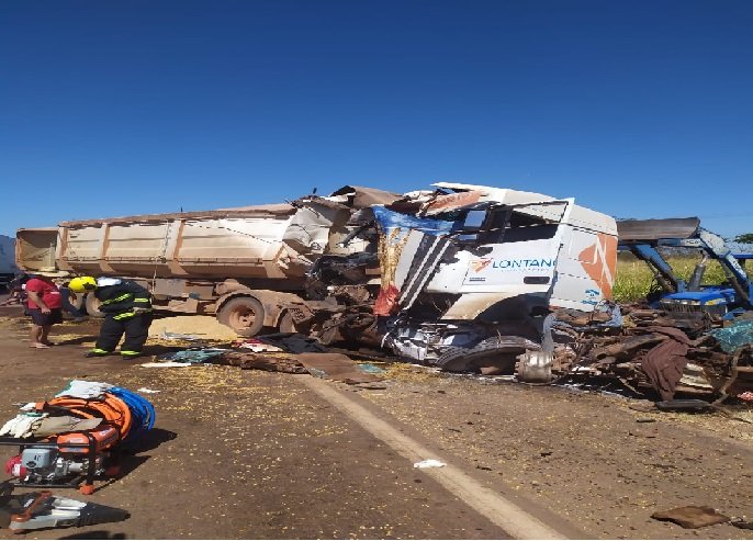 Gravíssimo acidente entre carretas deixa um morto na BR-163