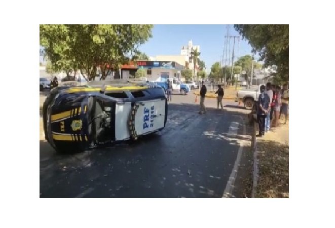 Camionete da PRF tomba depois de acidente no centro de Sinop