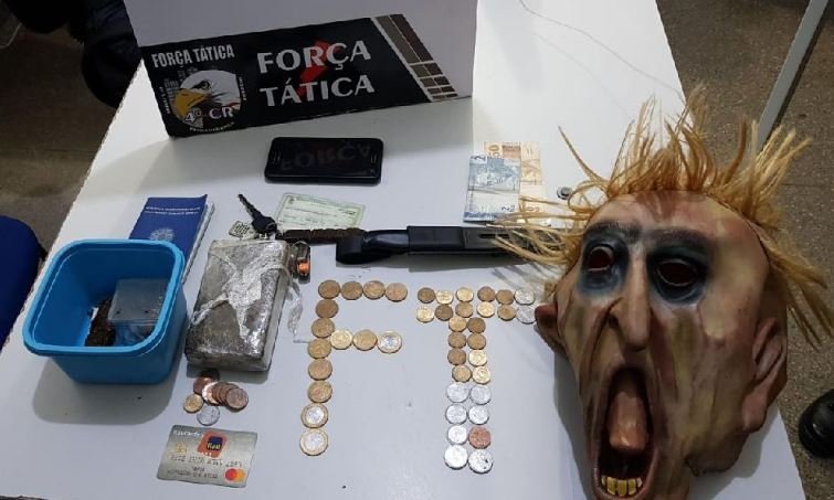 Força Tática prende dois por tráfico e apreende máscara de terror
