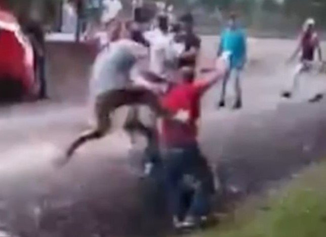 Três homens dentro da Expolíder de Colíder levam taca em frente tabacaria.