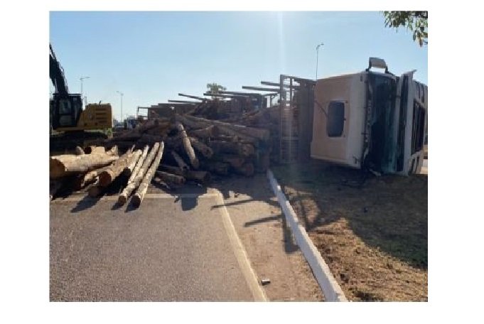 Motorista tomba carreta carregada de madeira na BR-163 e fica ferido