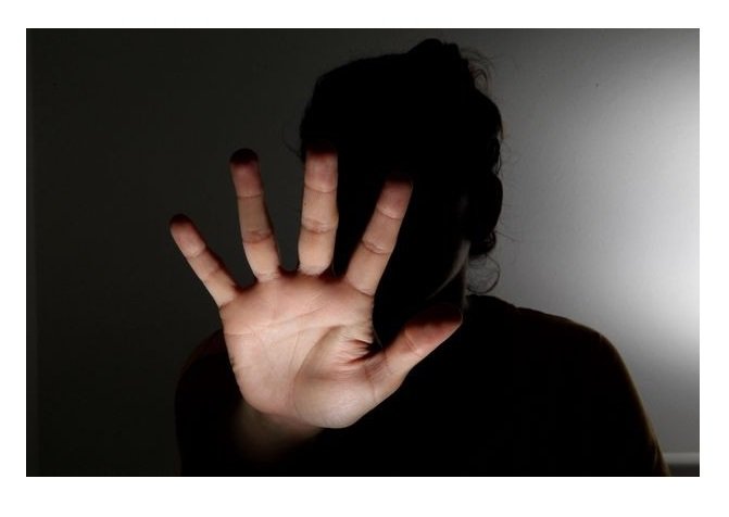 Com faca, homem invade casa e tenta estuprar moradora enquanto ela dormia