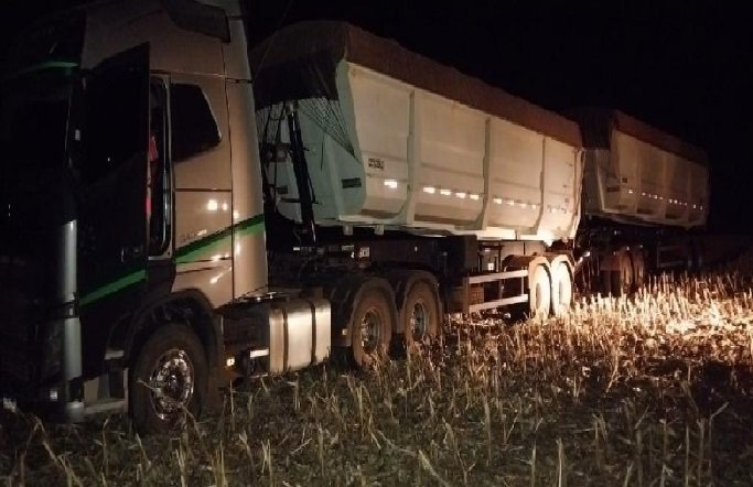 Polícia Militar recupera carreta carregada de soja