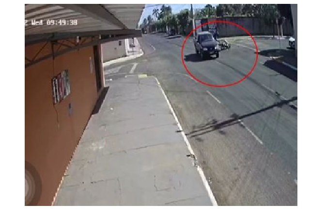 Moto avança preferencial, bate em caminhonete e capacete voa
