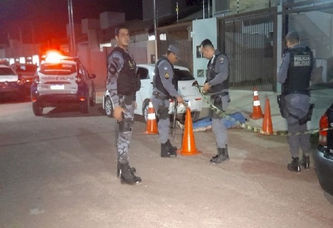 HOMEM É RETIRADO DE CARRO E EXECUTADO A TIROS