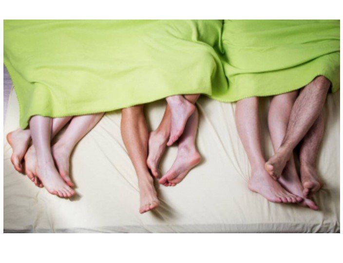 Troca de casal leve: o que é o soft swing, sexo grupal sem penetração
