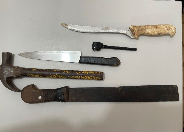Sobrinho em Colíder ameaça Tio e acaba preso com facão e varias facas. (Fotos)