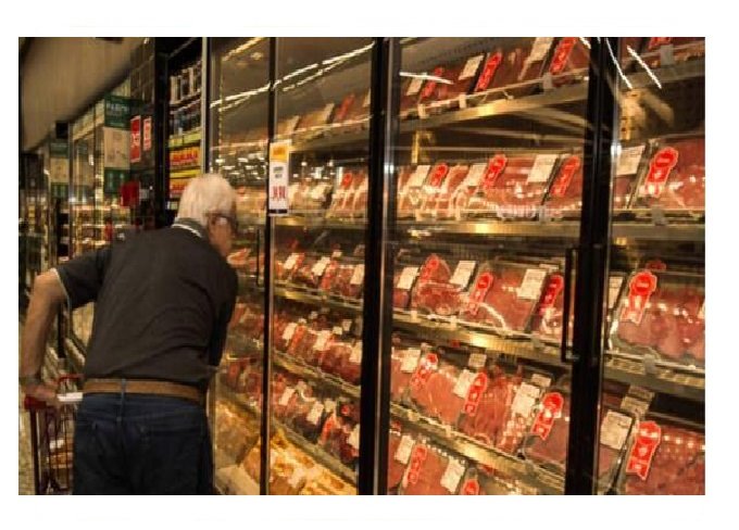 Com inflação, brasileiro come menos e troca carne para garantir arroz e feijão