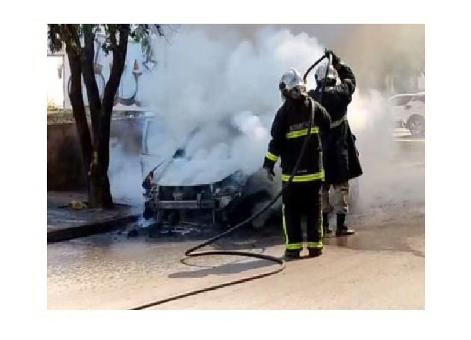Citroën zero pega fogo e fica destruído; veja