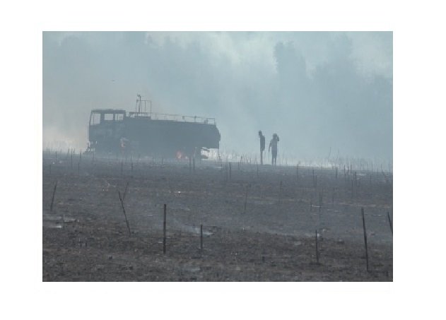 Fogo queima caminhão em lavoura próximo ao aeroporto