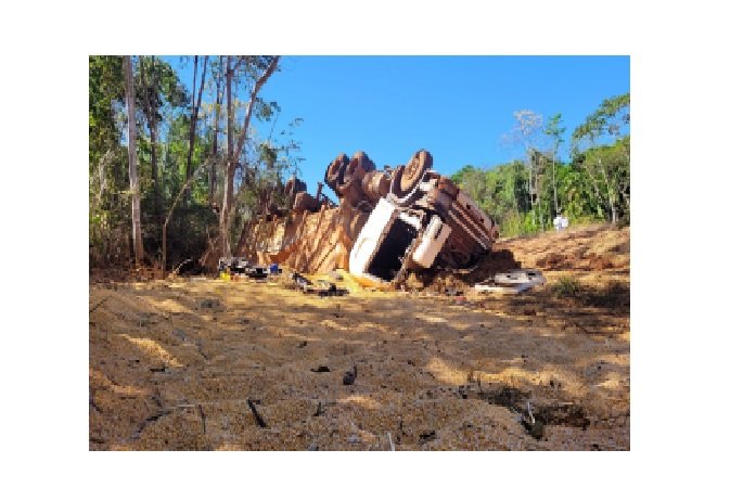 Carreta carregada com milho tomba na MT- 322 e motorista morre