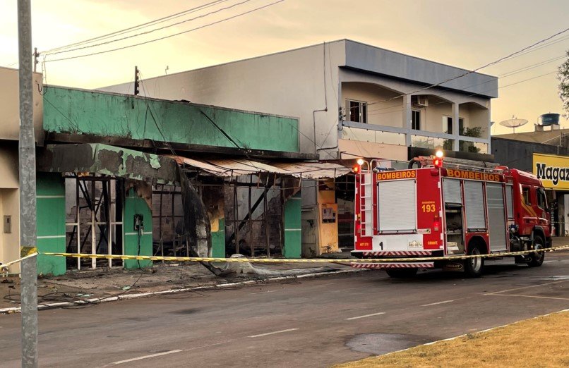 Incêndio destrói antigo prédio do Hotel Parana em Colíder; (Video)