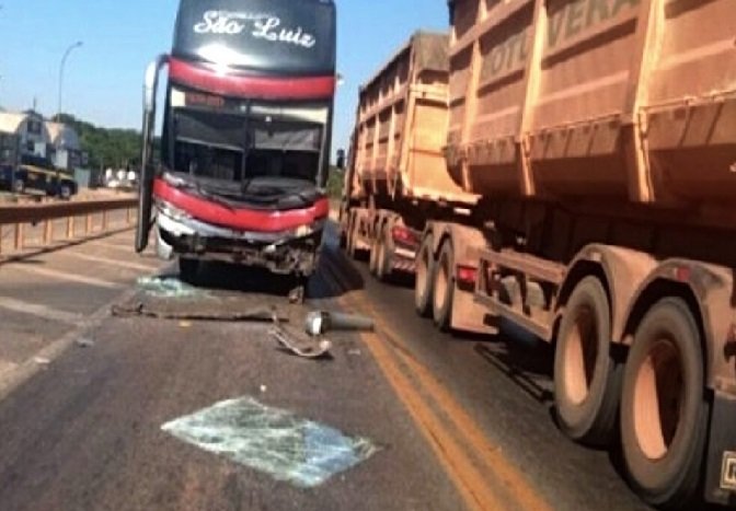 Ônibus colide em caminhão e motorista fica ferido na BR-163