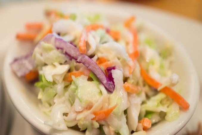 Salada de repolho cremosa, fácil e saudável