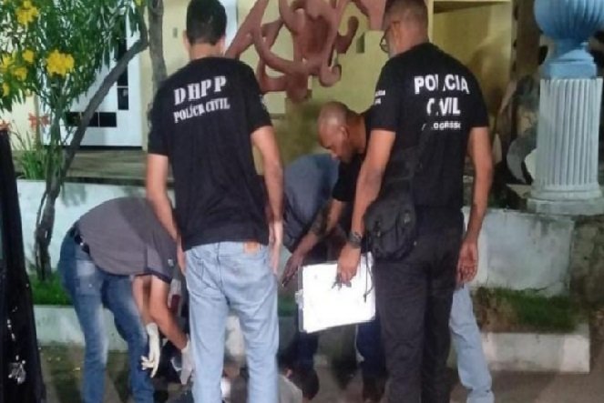 Motorista vai até o carro estacionado e encontra homem morto sentado no banco