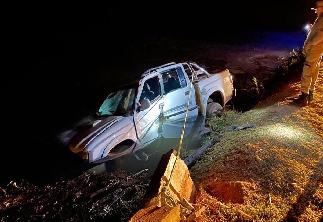 Motorista morre afogado após caminhonete cair em lago