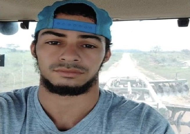 Jovem é encontrado morto com fio no pescoço