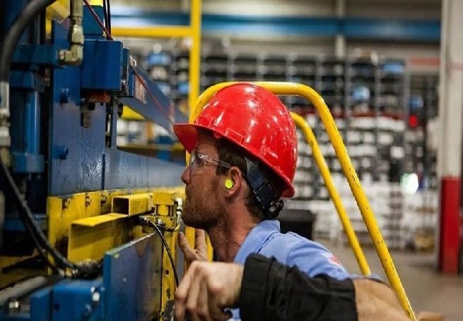 Após quatro meses em alta, indústria cai e fica abaixo do nível pré-pandemia