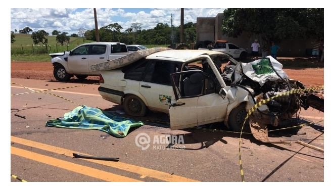 Idosa morre em acidente entre carro e caminhonete