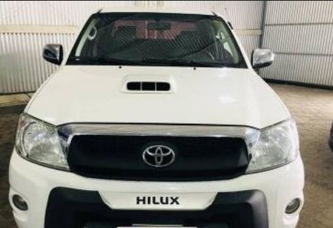 Vitima e espancada e perde Hilux para meliantes armados no PA Veraneio.