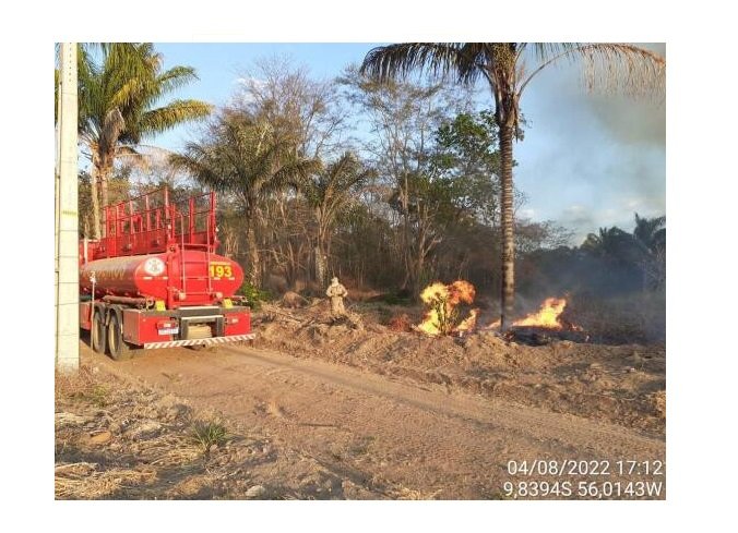 Casa e carro são destruídos por queimada em área de vegetação de Alta Floresta