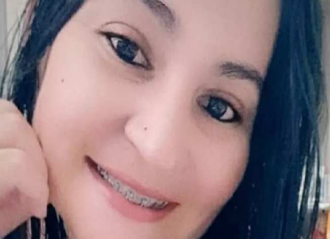 Mulher de 28 anos é morta a tiros na frente do filho em casa