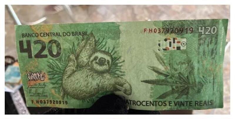 PF apreende ‘cédula’ de R$ 420 estampada com figuras do bicho-preguiça e maconha durante operação no AC