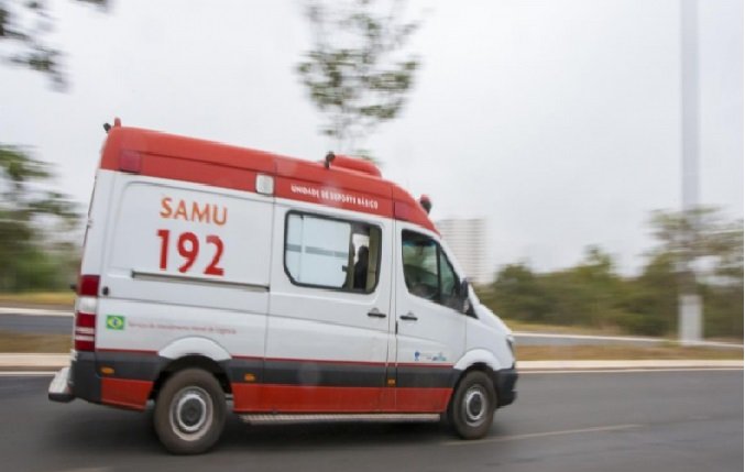 Diarista acha patrão morto com duas facas cravadas no pescoço