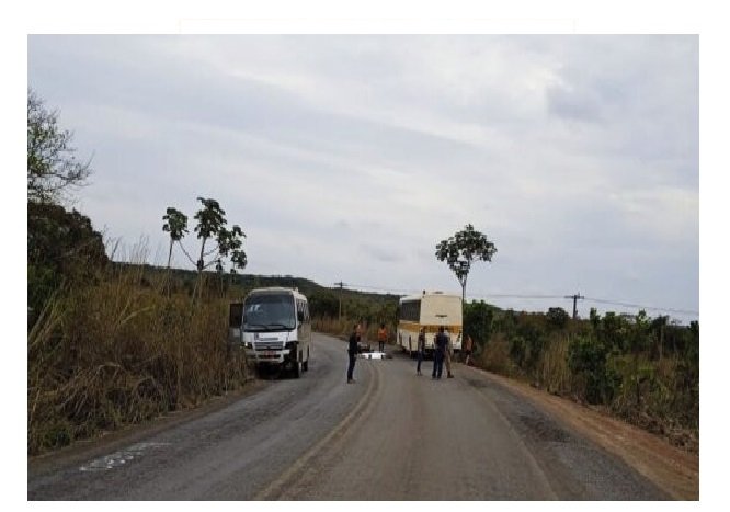Homem morre e mulher fica ferida em batida entre moto e ônibus escolar