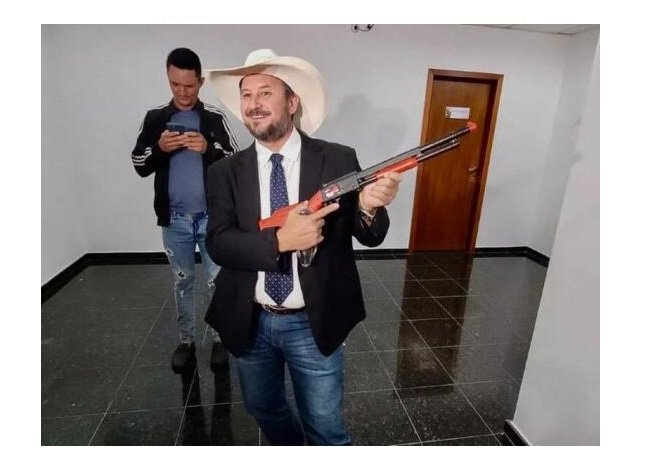 Deputado leva arma de brinquedo à Assembleia Legislativa de MT para explicar foto alvo de investigação