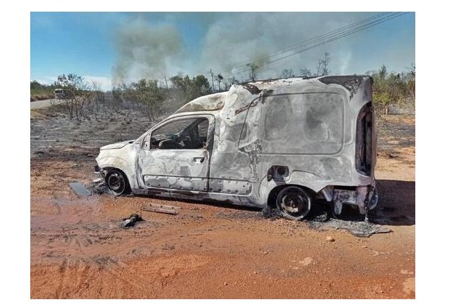 Veículo sofre pane elétrica e pega fogo na BR-163
