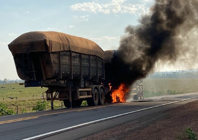 Carreta fica parcialmente destruída após superaquecimento de freio