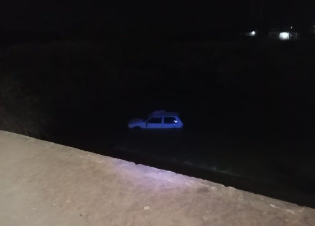 Condutora perde o controle de veículo e cai dentro do lago municipal de Novo Mundo