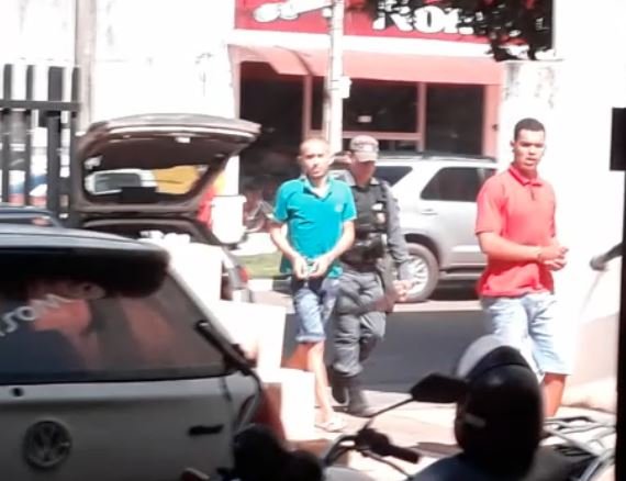 Dois são presos com drogas no centro de Colíder. (Vídeo)