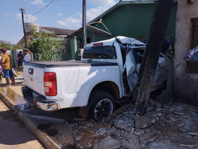 Homem em Colíder perde controle de caminhonete destrói muro e parte de frontal do veiculo. (Fotos)