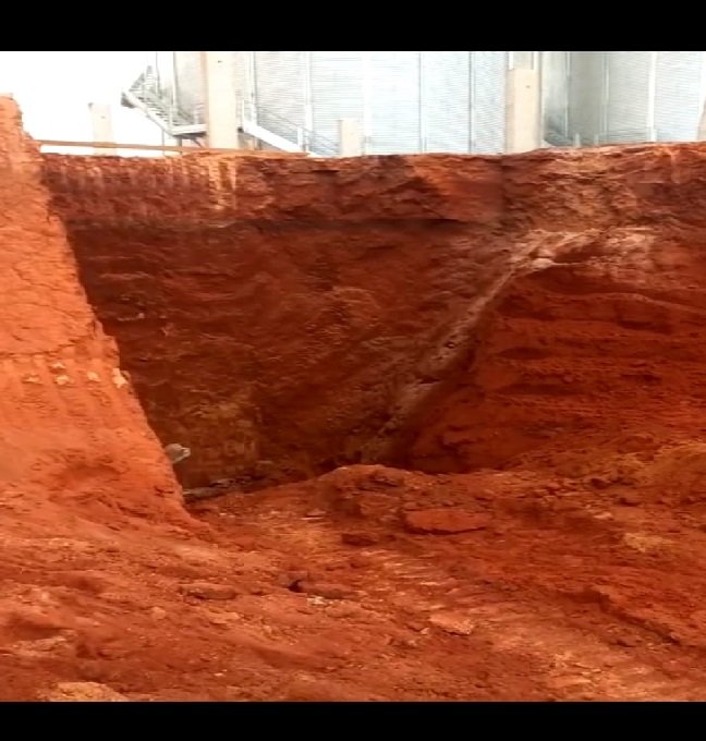 Silo desaba e bombeiros fazem buscas para encontrar dois homens que estão desaparecidos