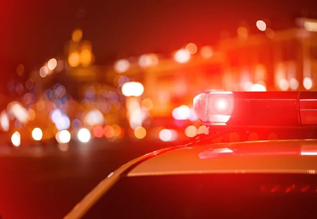 Bêbada, filha de juíza impede blitz ao sentar em viatura