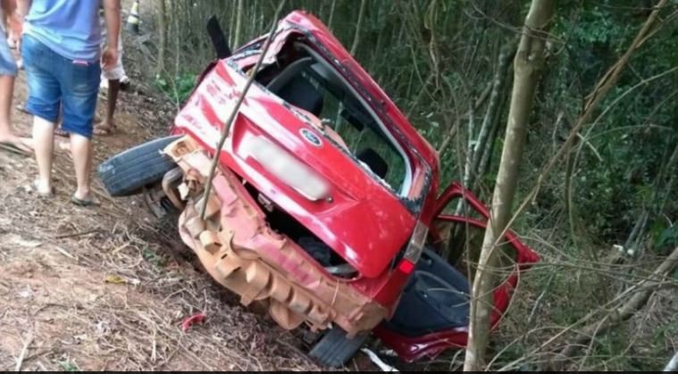 Mulher morre e 4 ficam feridos em colisão entre carro e carreta
