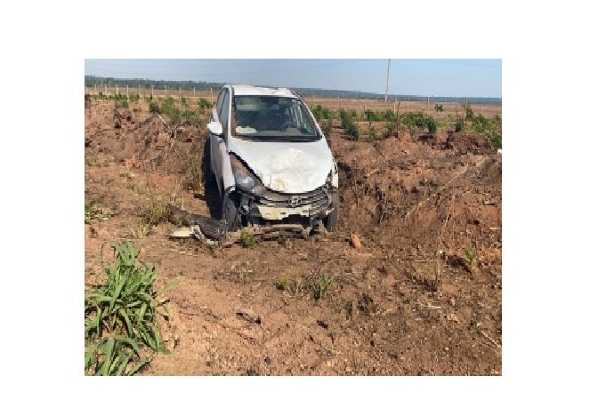 Motorista de carro sai da pista na BR-163