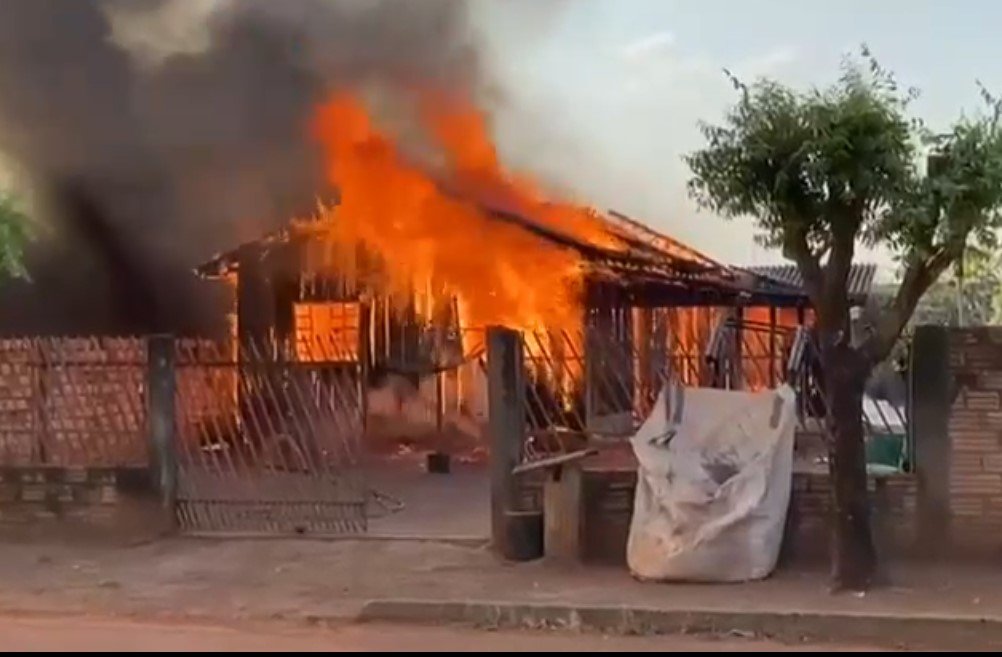 Borracharia e mecânica são destruídas em incêndio em Nova Canaã.