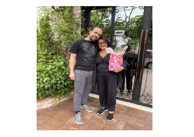 Mãe de drag queen morre dias após internação por covid-19