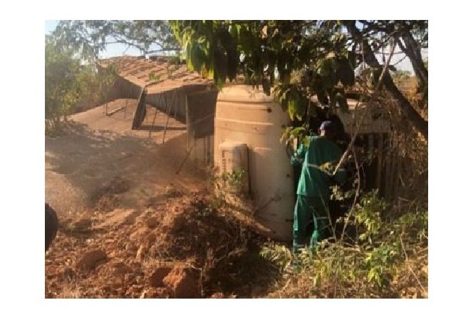 Carreta carregada de soja tomba e moradores saqueiam carga