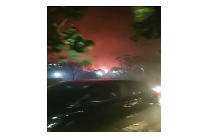 Incêndio em vegetação ganha proporções e atinge estacionamento de faculdade