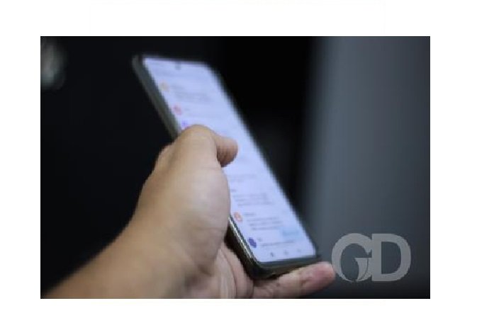 Marido dá chutes e socos na esposa após ver mensagens no celular