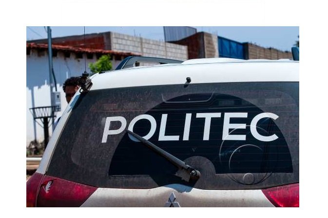 Homem é assassinado com tiros na cabeça em residência